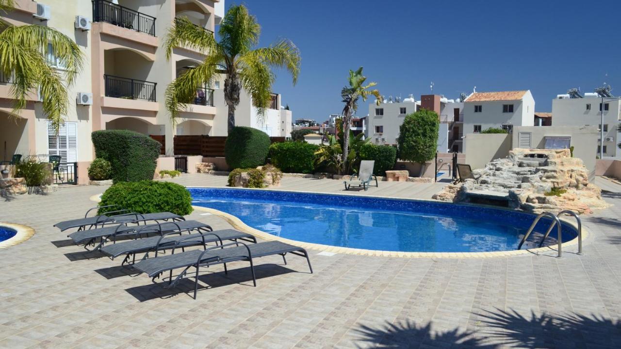 Sun Island Apartments Paphos Exteriör bild